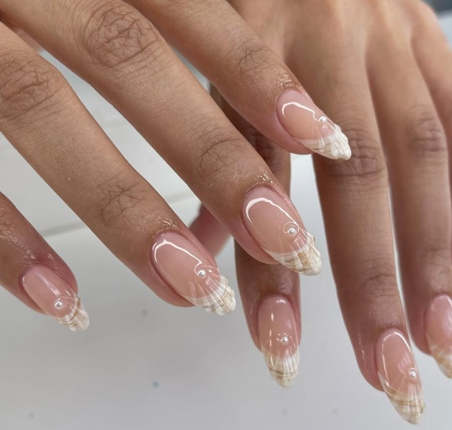 Seashell Nails: &Eta; &tau;ά&sigma;&eta; &sigma;&tau;&alpha; &nu;ύ&chi;&iota;&alpha; &pi;&omicron;&upsilon; &alpha;&pi;&omicron;&delta;&epsilon;&iota;&kappa;&nu;ύ&epsilon;&iota; ό&tau;&iota; &tau;&omicron; &kappa;&alpha;&lambda;&omicron;&kappa;&alpha;ί&rho;&iota; &epsilon;ί&nu;&alpha;&iota; &epsilon;&pi;&iota;&sigma;ή&mu;&omega;&sigmaf; &epsilon;&delta;ώ