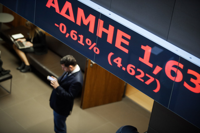 ΧΡΗΜΑΤΙΣΤΗΡΙΟ: ΤΡΙΤΗ ΣΕΡΙ ΠΤΩΣΗ ΠΑΡΑ ΤΟ ΘΕΤΙΚΟ ΞΕΚΙΝΗΜΑ - «ΒΟΥΤΙΑ» ΓΙΑ ΤΑ ΒΙΟΜΗΧΑΝΙΚΑ BLUE CHIPS