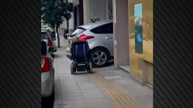 ΔΕΙΤΕ ΒΙΝΤΕΟ: ΑΥΤΟΚΙΝΗΤΟ ΠΑΡΚΑΡΙΣΜΕΝΟ ΣΕ ΠΕΖΟΔΡΟΜΙΟ ΣΤΑ ΙΩΑΝΝΙΝΑ ΜΠΛΟΚΑΡΕ ΑΝΔΡΑ ΣΕ ΑΜΑΞΙΔΙΟ