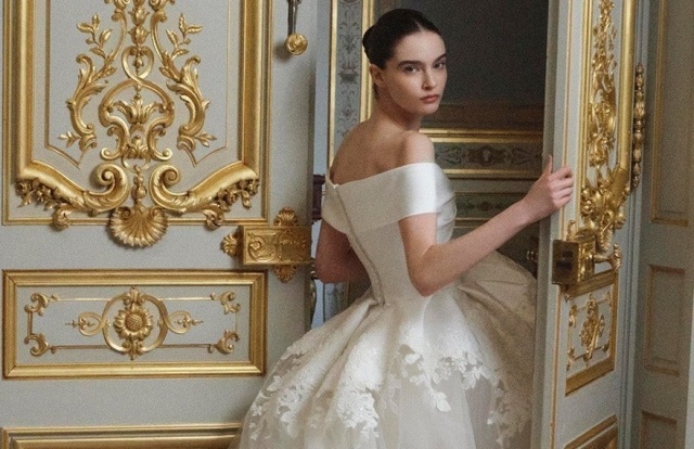 The Modern Bride: &Iota;&delta;έ&epsilon;&sigmaf; &kappa;&alpha;&iota; &tau;ά&sigma;&epsilon;&iota;&sigmaf; &gamma;&iota;&alpha; έ&nu;&alpha;&nu; &alpha;&xi;έ&chi;&alpha;&sigma;&tau;&omicron; &gamma;ά&mu;&omicron;