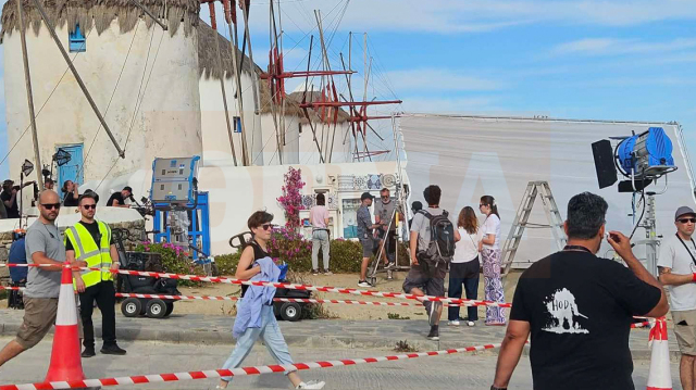 Στους ανεμόμυλους της Μυκόνου τα γυρίσματα του Emily in Paris: Φωτογραφίες από το βεστιάριο της παραγωγής