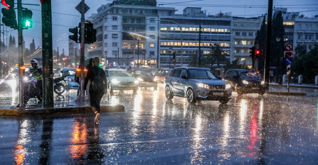 ΔΕΙΤΕ ΒΙΝΤΕΟ: ΞΑΦΝΙΚΟ ΜΠΟΥΡΙΝΙ ΤΟΥ ΜΑΗ ΜΕ ΒΡΟΧΗ ΕΠΛΗΞΕ ΤΗΝ ΑΤΤΙΚΗ, ΑΣΤΑΤΟΣ ΚΑΙ ΑΥΡΙΟ Ο ΚΑΙΡΟΣ