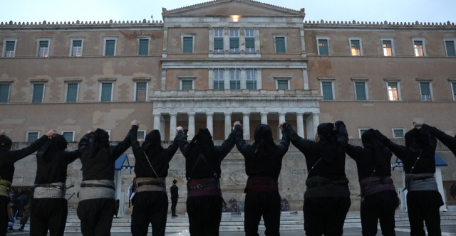 Ο ΠΕΡΗΦΑΝΟΣ ΧΟΡΟΣ ΤΩΝ ΠΟΝΤΙΩΝ ΥΠΟ ΣΦΟΔΡΗ ΒΡΟΧΗ ΣΤΟ ΣΥΝΤΑΓΜΑ: ΚΟΡΥΦΩΘΗΚΑΝ ΟΙ ΕΚΔΗΛΩΣΕΙΣ ΜΝΗΜΗΣ ΓΙΑ ΤΗ ΓΕΝΟΚΤΟΝΙΑ, ΔΕΙΤΕ ΒΙΝΤΕΟ