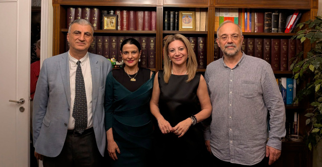 &Alpha;ύ&rho;&iota;&omicron; &tau;&alpha; &alpha;&pi;&omicron;&kappa;&alpha;&lambda;&upsilon;&pi;&tau;ή&rho;&iota;&alpha; &tau;&omicron;&upsilon; &kappa;ό&mu;&mu;&alpha;&tau;&omicron;&sigmaf; &Kappa;&alpha;&rho;&upsilon;&sigma;&tau;&iota;&alpha;&nu;&omicron;ύ &sigma;&tau;&eta; &Theta;&epsilon;&sigma;&sigma;&alpha;&lambda;&omicron;&nu;ί&kappa;&eta;: &Omicron;&iota; &omicron;&delta;&eta;&gamma;ί&epsilon;&sigmaf; &gamma;&iota;&alpha; &epsilon;&kappa;&pi;&lambda;ή&xi;&epsilon;&iota;&sigmaf;, &tau;&omicron; &pi;&epsilon;&rho;&iota;&sigma;&tau;έ&rho;&iota; &kappa;&alpha;&iota; &tau;&omicron; ό&nu;&omicron;&mu;&alpha;