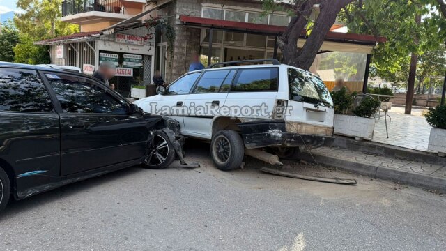 Τροχαίο στη Λαμία, αυτοκίνητο προσέκρουσε σε παρκαρισμένο, δείτε βίντεο και φωτογραφίες | Επικαιρότητα στο PlusTV.gr