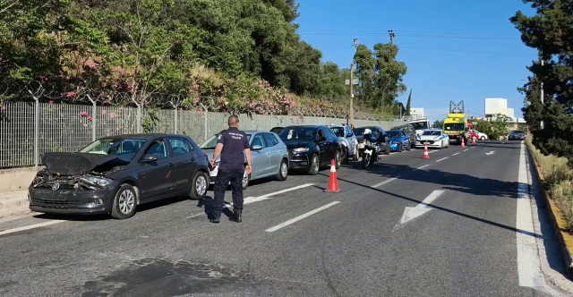 ΚΑΡΑΜΠΟΛΑ ΕΠΤΑ ΟΧΗΜΑΤΩΝ ΣΤΟΝ ΚΗΦΙΣΟ ΣΤΟ ΥΨΟΣ ΤΗΣ ΛΥΚΟΒΡΥΣΗΣ, ΔΕΙΤΕ ΒΙΝΤΕΟ