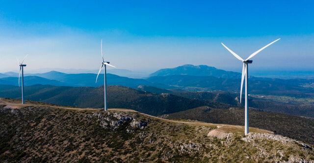 Φρένο στα νέα αιολικά με το χωροταξικό για τις ΑΠΕ: Εκτός οι Κυκλάδες, κόφτες σε νησιά, βουνοκορφές πάνω από 1200 μέτρα και προστατευόμενες περιοχές