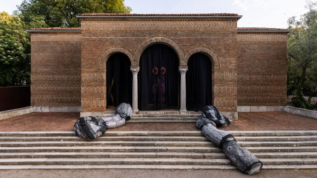 &Tau;&omicron; Qualco Foundation &sigma;&tau;&eta;&rho;ί&zeta;&epsilon;&iota; &tau;&eta;&nu; &epsilon;&lambda;&lambda;&eta;&nu;&iota;&kappa;ή &sigma;&upsilon;&mu;&mu;&epsilon;&tau;&omicron;&chi;ή &sigma;&tau;&eta; 61&eta; Biennale &tau;&eta;&sigmaf; &Beta;&epsilon;&nu;&epsilon;&tau;ί&alpha;&sigmaf;