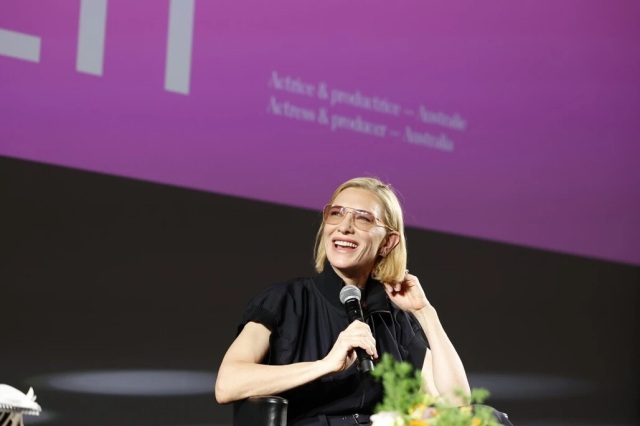 ΚΑΝΝΕΣ 2026: H CATE BLANCHETT ΠΙΣΤΕΥΕΙ ΟΤΙ «ΤΑ ΦΕΣΤΙΒΑΛ ΜΟΙΑΖΟΥΝ ΛΙΓΟ ΜΕ ΠΟΛΙΚΕΣ ΑΡΚΟΥΔΕΣ ΠΑΝΩ ΣΕ ΚΟΜΜΑΤΙΑ ΠΑΓΟΥ»