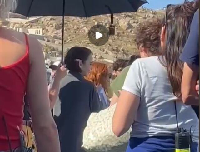 Emily In Paris: Αποκλειστικά βίντεο από τα γυρίσματα στη Μύκονο | Επικαιρότητα στο PlusTV.gr