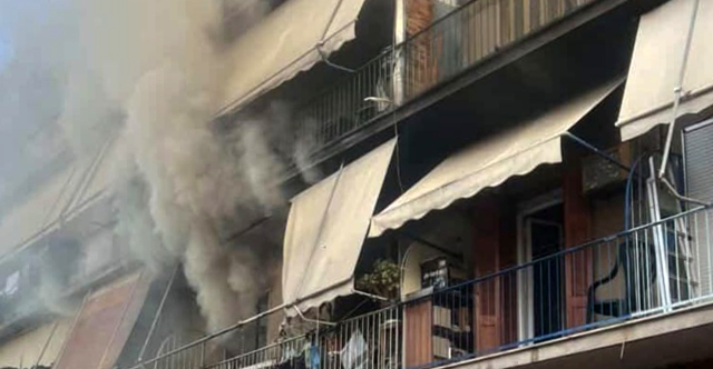 &Phi;&omega;&tau;&iota;ά &sigma;&epsilon; &delta;&iota;&alpha;&mu;έ&rho;&iota;&sigma;&mu;&alpha; &sigma;&tau;&eta; &Delta;&rho;&alpha;&pi;&epsilon;&tau;&sigma;ώ&nu;&alpha;, &alpha;&pi;&omicron;&mu;&alpha;&kappa;&rho;ύ&nu;&theta;&eta;&kappa;&alpha;&nu; &mu;&eta;&tau;έ&rho;&alpha; &kappa;&alpha;&iota; &gamma;&iota;&omicron;&sigmaf;, &delta;&epsilon;ί&tau;&epsilon; &beta;ί&nu;&tau;&epsilon;&omicron; &kappa;&alpha;&iota; &phi;&omega;&tau;&omicron;&gamma;&rho;&alpha;&phi;ί&epsilon;&sigmaf;
