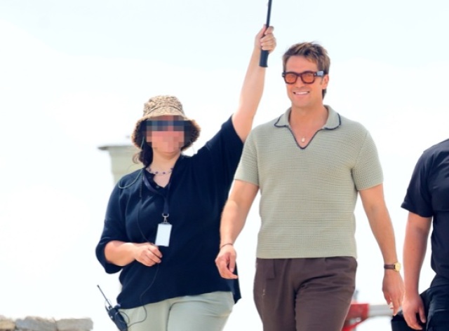 Ο πρωταγωνιστής της σειράς Emily In Paris στην Ελλάδα - Οι φωτογραφίες από τη Μύκονο | Επικαιρότητα στο PlusTV.gr