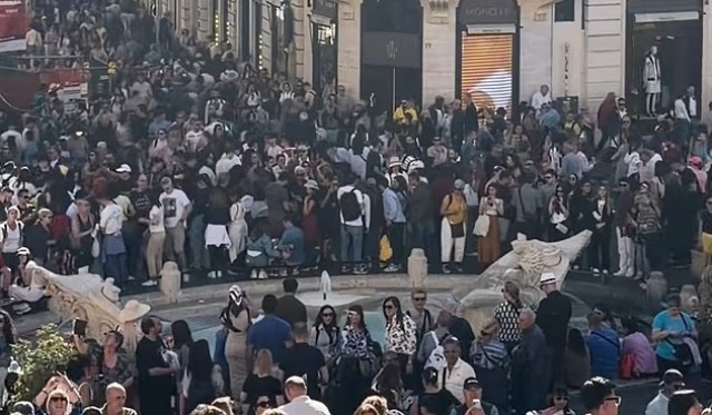 Ο ΥΠΕΡΤΟΥΡΙΣΜΟΣ ΣΑΡΩΝΕΙ ΤΗΝ ΕΥΡΩΠΗ: «ΠΝΙΓΟΝΤΑΙ» ΡΩΜΗ ΚΑΙ ΠΟΖΙΤΑΝΟ, ΦΩΝΑΖΟΥΝ ΟΙ ΝΤΟΠΙΟΙ ΣΤΗ ΒΑΡΚΕΛΩΝΗ