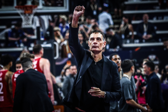 &Mu;&pi;&alpha;&rho;&tau;&zeta;ώ&kappa;&alpha;&sigmaf;: &laquo;&Omicron; &kappa;ό&sigma;&mu;&omicron;&sigmaf; &mu;&alpha;&sigmaf; έ&sigma;&pi;&rho;&omega;&xi;&epsilon; &sigma;&tau;&eta; &nu;ί&kappa;&eta;, &epsilon;ί&mu;&alpha;&iota; &tau;ό&sigma;&omicron; &chi;&alpha;&rho;&omicron;ύ&mu;&epsilon;&nu;&omicron;&sigmaf;&raquo;