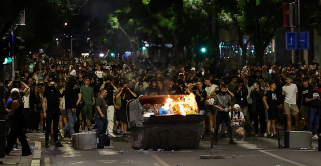 Επεισόδια μετά την μαζική αντικυβερνητική συγκέντρωση των φοιτητών στο Βελιγράδι, δείτε φωτογραφίες 