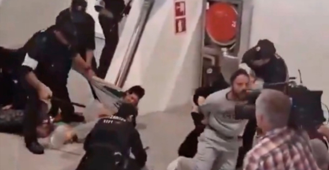 ΕΠΕΙΣΟΔΙΑΚΗ ΑΦΙΞΗ ΑΚΤΙΒΙΣΤΩΝ ΤΟΥ ΣΤΟΛΙΣΚΟΥ ΤΗΣ ΓΑΖΑΣ ΣΤΗΝ ΙΣΠΑΝΙΑ - ΞΥΛΟ ΜΕ ΓΚΛΟΠ ΚΑΙ ΣΠΡΩΞΙΕΣ ΑΠΟ ΤΗΝ ΑΣΤΥΝΟΜΙΑ ΜΕΣΑ ΣΤΟ ΑΕΡΟΔΡΟΜΙΟ