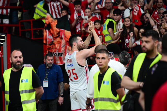 «Πίτερς αλάνι για πάντα στο λιμάνι»: Ο κόσμος του Ολυμπιακού ζήτησε την παραμονή του Αμερικανού, βίντεο