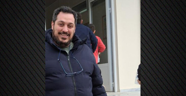 ΠΗΓΑΙΝΕ ΝΑ ΣΥΝΑΝΤΗΣΕΙ ΤΗΝ ΟΙΚΟΓΕΝΕΙΑ ΤΟΥ Ο 37ΧΡΟΝΟΣ ΔΙΕΥΘΥΝΤΗΣ ΤΟΥ ΔΗΜΟΤΙΚΟΥ ΣΧΟΛΕΙΟΥ ΣΤΟΝ ΦΕΝΕΟ ΠΟΥ ΣΚΟΤΩΘΗΚΕ ΣΕ ΤΡΟΧΑΙΟ