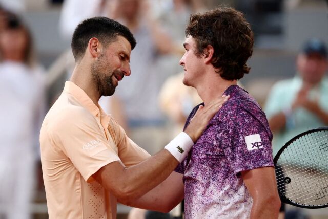 Roland Garros: Ο 19χρονος Φονσέκα απέκλεισε με μυθική ανατροπή τον Τζόκοβιτς 