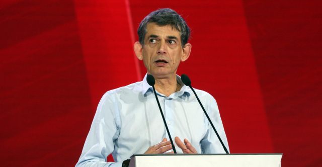 Ο Καρανίκας αποδομεί Τσίπρα και... συμπαράταξη: «Μπουρδολογία ακαδημαϊκού επιπέδου, ένα Άρλεκιν για ν' αγαπηθούμε»