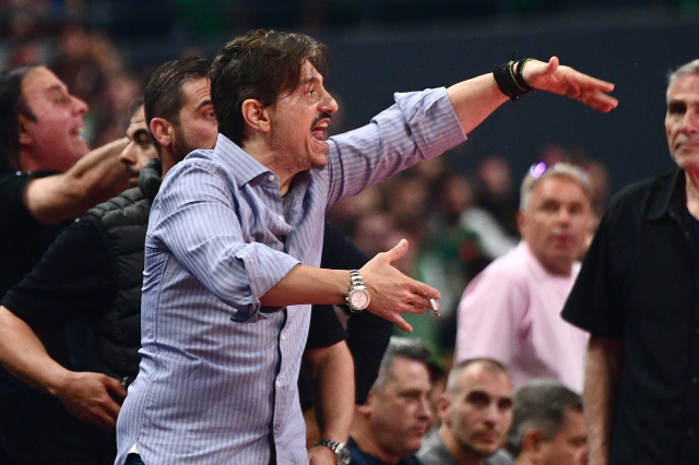 Με νέο story ο Γιαννακόπουλος επιτέθηκε στον Μπαρτζώκα: «Βρίζει διαιτητές, βρίζει φιλάθλους της δικής του ομάδας, κάποιος να τον πετάξει έξω», βίντεο