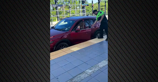 ΟΔΗΓΟΣ ΣΤΙΣ ΗΠΑ ΑΚΟΛΟΥΘΗΣΕ ΤΙΣ ΟΔΗΓΙΕΣ ΤΟΥ GPS ΚΑΙ ΚΑΤΕΛΗΞΕ ΣΤΙΣ ΓΡΑΜΜΕΣ ΤΟΥ ΤΡΕΝΟΥ, ΔΕΙΤΕ ΒΙΝΤΕΟ