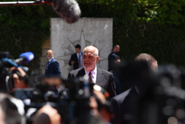 Ο ΡΑΜΑ ΣΑΣΤΙΣΕ ΤΟΥΣ ΔΗΜΟΣΙΟΓΡΑΦΟΥΣ: Ο ΘΕΟΣ, ΤΟ ΣΕΞ ΚΑΙ Η ΕΕ, ΕΙΝΑΙ ΤΑ ΤΡΙΑ ΠΡΑΓΜΑΤΑ ΠΟΥ ΔΕΝ ΘΑ ΜΠΟΡΕΙΣ ΝΑ ΠΡΟΒΛΕΨΕΙΣ ΜΟΛΙΣ Η ΑΛΒΑΝΙΑ ΜΠΕΙ ΣΤΗΝ ΕΥΡΩΠΗ