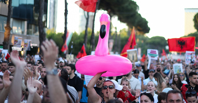 Νέες διαδηλώσεις της «επανάστασης των φλαμίνγκο» στην Αλβανία κατά της επένδυσης Κούσνερ, επιμένει ο Ράμα ότι το σχέδιο προχωρά