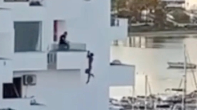 ΜΑΧΗ ΓΙΑ ΤΗ ΖΩΗ ΤΟΥ ΔΙΝΕΙ 29ΧΡΟΝΟΣ ΠΟΥ ΕΠΕΣΕ ΑΠΟ ΤΟΝ 7Ο ΟΡΟΦΟ ΣΤΗΝ ΙΜΠΙΖΑ, ΔΕΙΤΕ ΒΙΝΤΕΟ