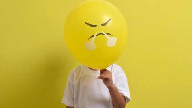 Γιατί νιώθουμε διαρκώς θυμωμένοι; Ο «κρυφός» λόγος που τροφοδοτεί την οργή