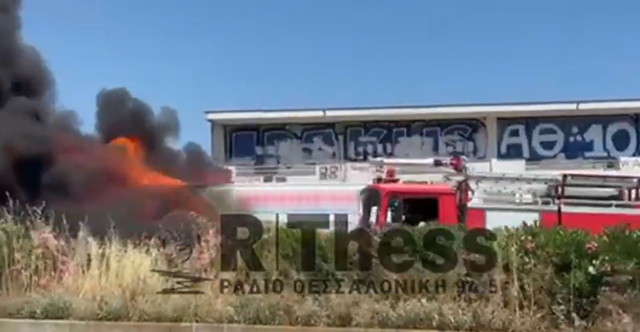 Φωτιά σε νταλίκα στην Εθνική Οδό Μουδανιών - Θεσσαλονίκης, δείτε βίντεο | Επικαιρότητα στο PlusTV.gr