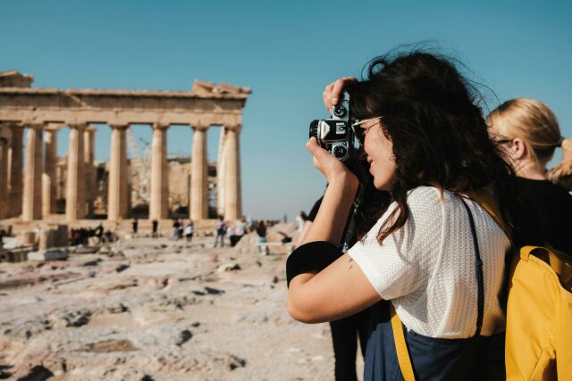Έκοψαν ταχύτητα οι δαπάνες των τουριστών τον Ιούνιο: Πτώση κατά 6% για τους ξένους, στα 668 ευρώ