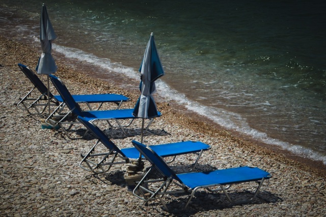 Συνελήφθη 72χρονος για παράνομες ξαπλώστρες και ομπρέλες σε παραλία στην Ανάβυσσο | Επικαιρότητα στο LivePress.gr