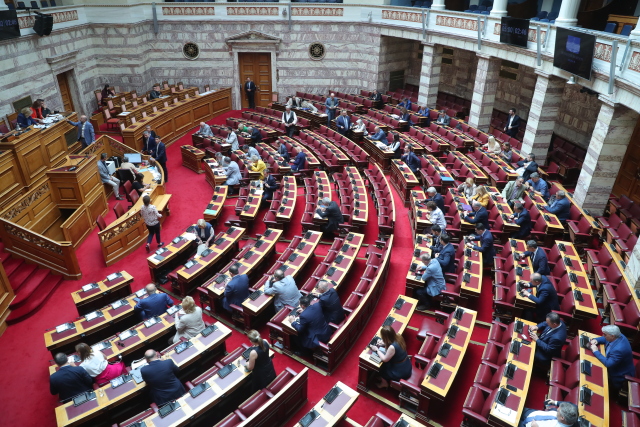 ΣΤΗ ΒΟΥΛΗ ΤΟ ΠΟΛΥΝΟΜΟΣΧΕΔΙΟ ΜΕ ΕΠΙΔΟΜΑΤΑ, 72 ΔΟΣΕΙΣ, ΑΥΞΗΣΕΙΣ ΜΙΣΘΩΝ ΚΑΙ «ΞΕΚΛΕΙΔΩΜΑ» ΛΟΓΑΡΙΑΣΜΩΝ