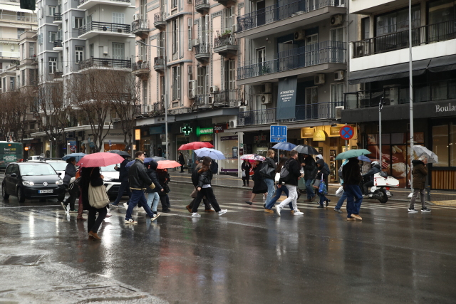 Άστατος καιρός σήμερα με τοπικές βροχές, καταιγίδες και πτώση θερμοκρασίας