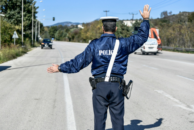 ΣΥΝΕΛΗΦΘΗ 39ΧΡΟΝΟΣ ΟΔΗΓΟΣ ΠΟΥ ΕΤΡΕΧΕ ΜΕ 203 ΧΛΜ./ΩΡΑ ΣΤΑ ΜΕΓΑΡΑ, ΕΠΙΧΕΙΡΗΣΕ ΝΑ ΔΩΡΟΔΟΚΗΣΕΙ ΑΣΤΥΝΟΜΙΚΟΥΣ