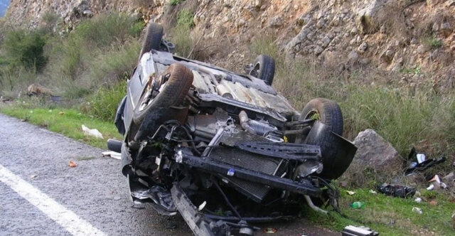 Τροχαίο έξω από τη Λάρισα: Ηλικιωμένος οδηγός τραυματίστηκε σε ανατροπή αυτοκινήτου