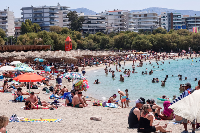 Θερμοκρασίες έως 34 βαθμούς και πλήθος κόσμου στις παραλίες Θεσσαλονίκης και Κομοτηνής