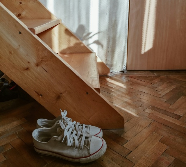 Μικροβιολόγος αποκαλύπτει επικίνδυνα ευρήματα σε δείγματα από σόλες παπουτσιών