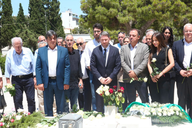 ΠΟΛΙΤΙΚΟ ΜΝΗΜΟΣΥΝΟ ΣΤΟ Α΄ ΝΕΚΡΟΤΑΦΕΙΟ ΣΤΗ ΜΝΗΜΗ ΤΟΥ ΑΝΔΡΕΑ ΠΑΠΑΝΔΡΕΟΥ, ΠΟΙΑ ΣΤΕΛΕΧΗ ΤΟΥ ΠΑΣΟΚ ΕΔΩΣΑΝ ΤΟ «ΠΑΡΩΝ»
