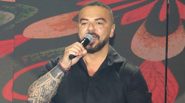 Τριαντάφυλλος δηλώνει ότι επιθυμεί σχέση με φτωχή και καλή κοπέλα και αγνοεί την Ιωάννα Τούνη