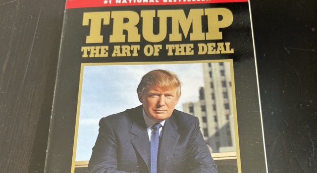 «The Art of the Deal»: Το βιβλίο του Τραμπ που διάβασαν οι Ιρανοί διαπραγματευτές για να τον ψυχολογήσουν, σύμφωνα με τη WSJ