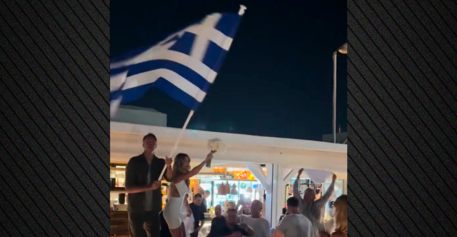 Με Ζορμπά, το πέταγμα της ανθοδέσμης και την ελληνική σημαία έκλεισε το πάρτι μετά τον γάμο Οικονομάκου-Τσερέλα στην Πάρο, δείτε βίντεο