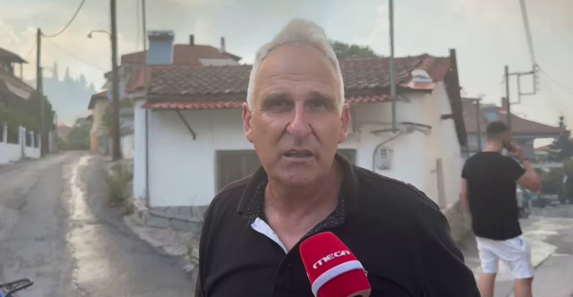 «Η ΦΩΤΙΑ ΕΧΕΙ ΦΤΑΣΕΙ ΜΕΣΑ ΣΤΟ ΧΩΡΙΟ, ΛΙΓΑ ΜΕΤΡΑ ΑΠΟ ΤΑ ΣΠΙΤΙΑ», ΛΕΕΙ Ο ΑΝΤΙΔΗΜΑΡΧΟΣ ΣΤΟ ΔΕΡΒΕΝΙ