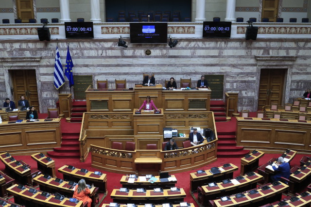 Υπερψηφίστηκε το νομοσχέδιο για ίση αμοιβή μεταξύ ανδρών – γυναικών και ένταξη στα βαρέα των υγειονομικών