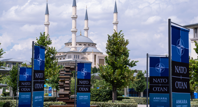 «ΔΕΝ ΑΦΗΝΟΥΝ ΟΥΤΕ ΠΤΗΝΟ ΝΑ ΠΕΤΑΞΕΙ»: ΜΕ ΑΠΟΣΤΟΛΗ 1.000 ΑΤΟΜΩΝ Ο ΤΡΑΜΠ ΣΤΗΝ ΑΓΚΥΡΑ ΓΙΑ ΤΗ ΣΥΝΟΔΟ ΤΟΥ ΝΑΤΟ, ΔΡΑΚΟΝΤΕΙΑ ΤΑ ΜΕΤΡΑ ΑΣΦΑΛΕΙΑΣ