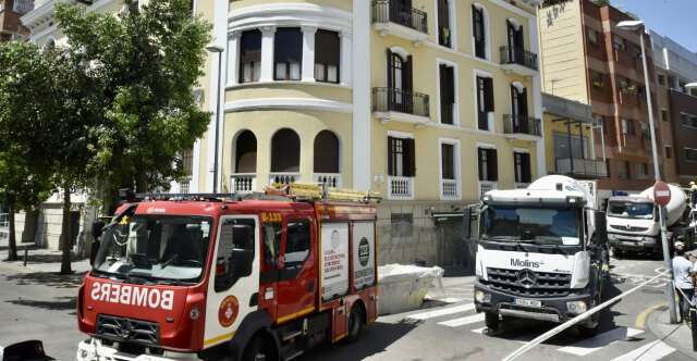 ΤΡΥΠΑ ΜΕ ΔΙΑΜΕΤΡΟ 9 ΜΕΤΡΩΝ ΑΝΟΙΞΕ ΔΙΠΛΑ ΣΕ ΕΡΓΑ ΤΟΥ ΜΕΤΡΟ ΣΤΗ ΒΑΡΚΕΛΩΝΗ, ΕΚΚΕΝΩΘΗΚΑΝ ΠΕΝΤΕ ΚΤΙΡΙΑ