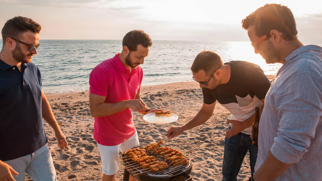 6 tips για ασφαλές και υγιεινό μπάρμπεκιου – Ποια είναι τα συχνότερα λάθη που πρέπει να αποφύγουμε