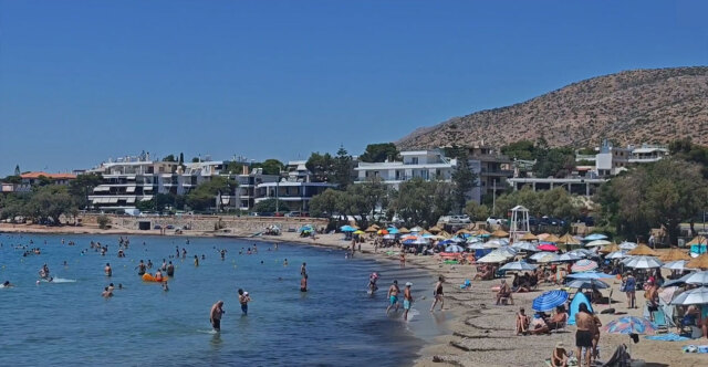Γέμισαν οι παραλίες της Αττικής: Στους 35 βαθμούς ο υδράργυρος, δείτε εικόνες από Σαρωνίδα και Ανάβυσσο