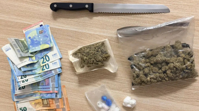 ΣΥΝΕΛΗΦΘΗ 19ΧΡΟΝΟΣ ΓΙΑ ΔΙΑΚΙΝΗΣΗ ΝΑΡΚΩΤΙΚΩΝ ΣΤΟ ΝΕΟ ΨΥΧΙΚΟ, ΚΑΤΑΣΧΕΘΗΚΑΝ ΚΑΝΝΑΒΗ, ΚΟΚΑΐΝΗ ΚΑΙ ΜΑΧΑΙΡΙ 31 ΕΚΑΤΟΣΤΩΝ